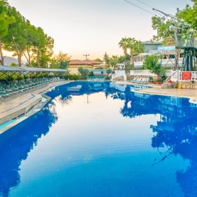 piscine extérieure de l'hôtel