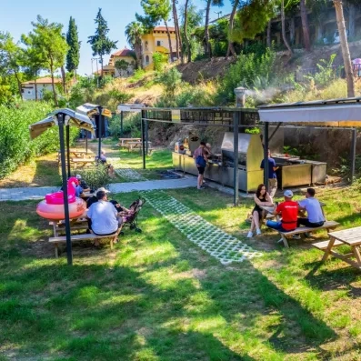 snack bar extérieur dans le jardin de l'hôtel