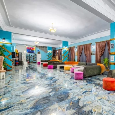 hall d'entrée avec plusieurs canapés