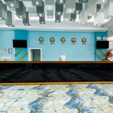 hall d'entrée avec comptoir de réception