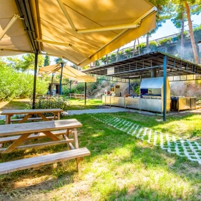 snack bar extérieur avec des tables de pique-nique