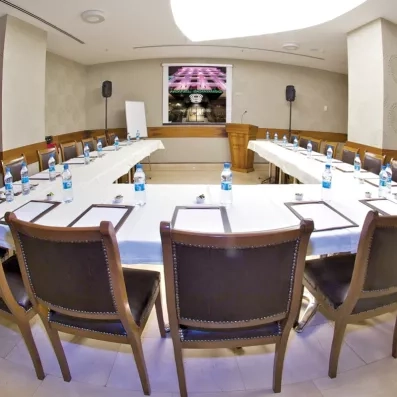 salle de conférence avec équipements et écran