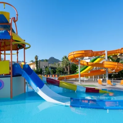 piscine extérieur avec parc aquatique et une montagne au fond