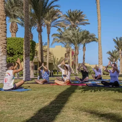 classe de yoga à l'extérieur , animé par animateurs avec des touristes, palmiers