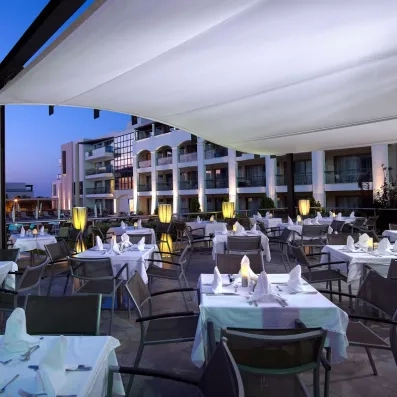 restaurant extérieure, à la terrasse avec une lumière douce le soir