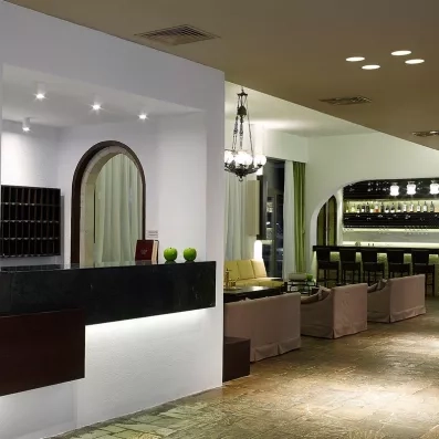 Réception d'accueil de l'hôtel avec des salons et un bar