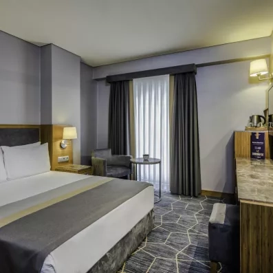 chambre avec un grand lit double 