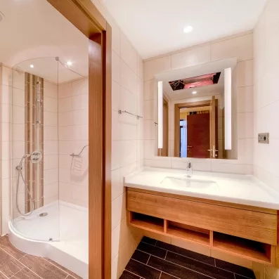salle de bain avec douche et lavabo