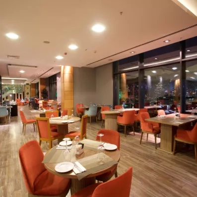 salle de restaurant avec tables et chaises