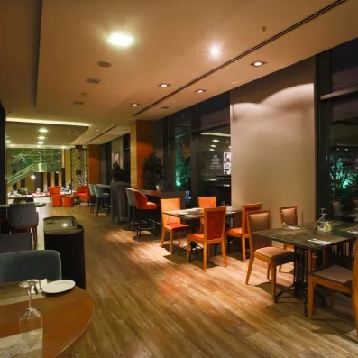 Une salle de restaurant en longueur avec des décorations végétales