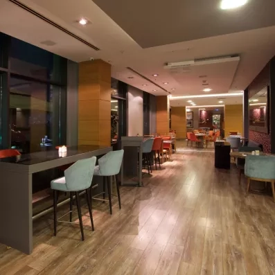 bar avec comptoir et chaises hautes