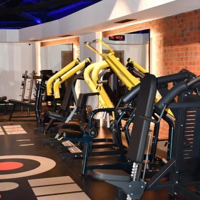 salle de fitness avec machines de musculations