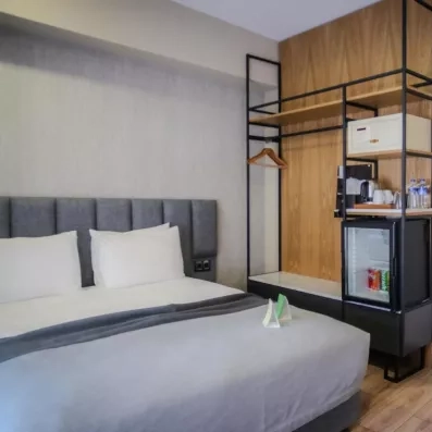 chambre avec un lit double et une étagère