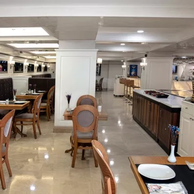 salle de restaurant avec buffet