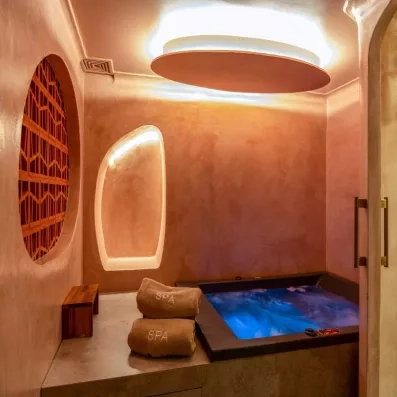 bain à remous, jacuzzi au spa avec une lumière bleu et ambiance douce