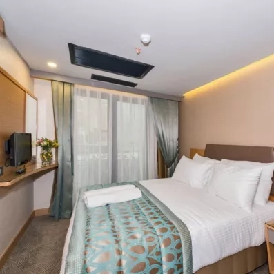 chambre avec un lit double et télévision