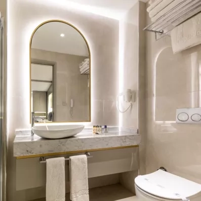 salle de bain avec miroir à led et toilette
