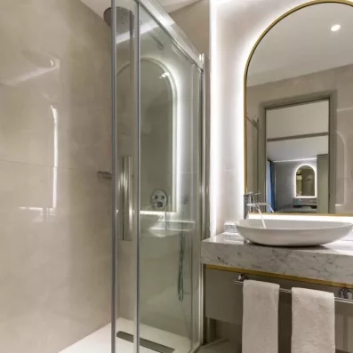 salle de bain avec douche et lavabo