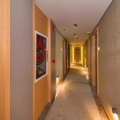 couloir amenant aux chambres de l'hôtel