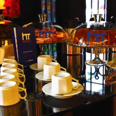 détails de service à café sur le comptoir du bar