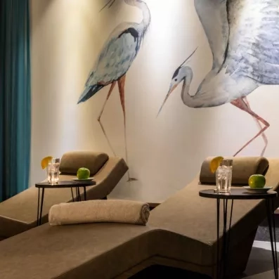 salle de repos avec table de spa 