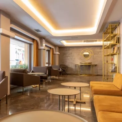 hall d'entrée avec fauteuils et tables