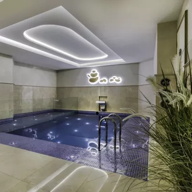 espace de détente avec une piscine intérieur