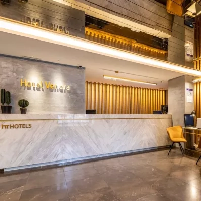 hall d'entrée avec comptoir de réception