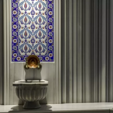 espace de détente avec bol d'eau chaude