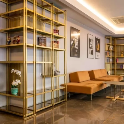 hall d'entrée avec un espace salon 