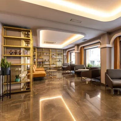 espace salon commun à l'entrée du hall