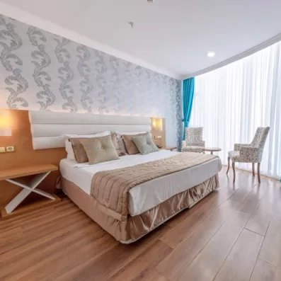 Une suite spacieuse avec un grand lit confortables et un coin salon.