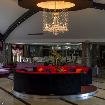 Un lobby élégant doté d'un grand lustre en cristal avec un canapé moderne.