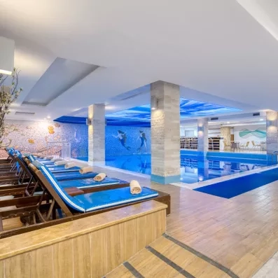 piscine intérieure avec transats et lumières