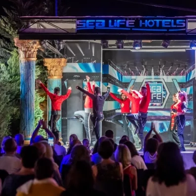 spectacle sur scène vue de nuit