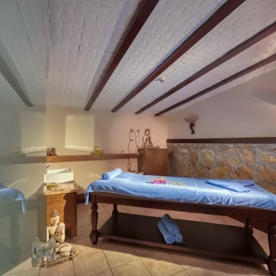 espace de détente avec une table de massage 