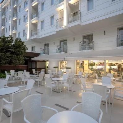 bar extérieur sur la terrasse de l'hôtel