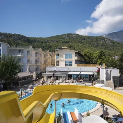 piscine avec des toboggans