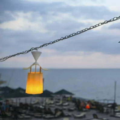 lanternes et vue sur la mer