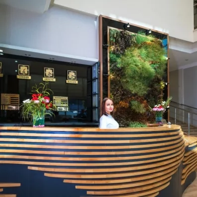 hall d'entrée avec comptoir de réception