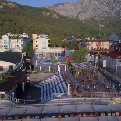 vue d'ensemble du restaurant extérieur et de la façade de l'hôtel