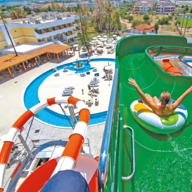 personne sur le toboggan vue de haut sur la piscine  en cercle et sur la terrasse du restaurant