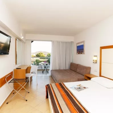 Chambre familial avec lit double, canapé convertible, terrasse vue sur montagne, coiffeuse