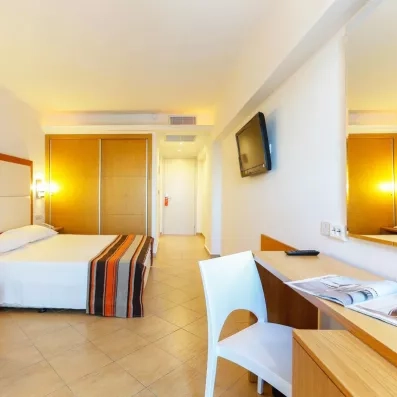 chambre double, lit confortable, TV accroché au mur, Grand dressing, coiffeuse