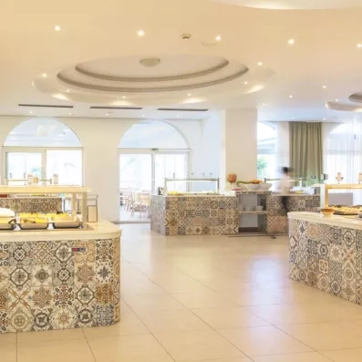 buffet carreaux de faïence azulejos, carrelage au sol, grande salle, terrasse pour manger à l'extérieur