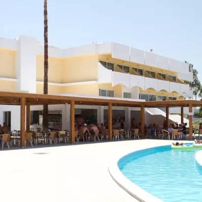 Piscine, Bar extérieur, terrasse, restaurant, bâtiment de l'hôtel avec terrasse