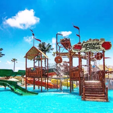 toboggan enfant, jeux d'eau avec des escaliers dans pataugeoire, ciel bleu et quelques nuages