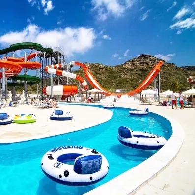 bouées blanches et bleues sur chemin d'eau, toboggans, personnes installées dans des transats, maitres nageurs présents