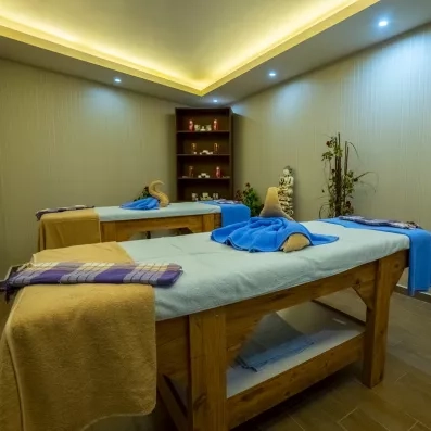 espace de détente avec table de massage et décoration zen
