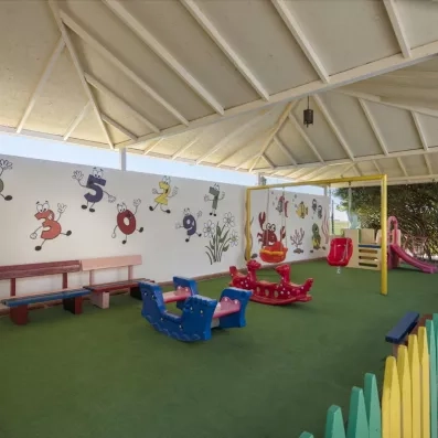 mini club avec pelouse verte et des jeux enfants